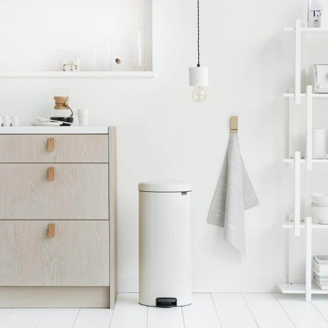 30 л. бял кош за боклук с педал Brabantia NewIcon