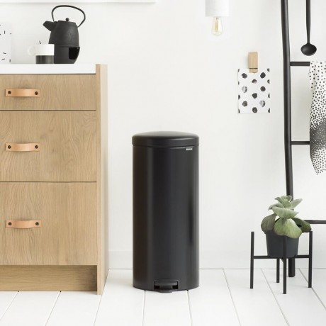 30 л. черен кош за боклук с педал Brabantia NewIcon