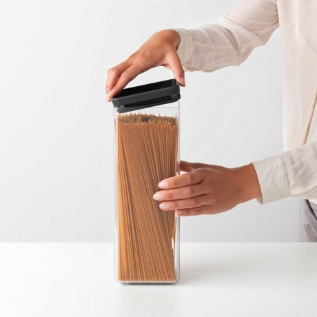 2,5 л квадратен буркан с тъмно сив капак Brabantia от серия Tasty+