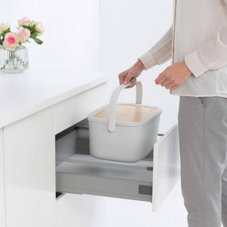 Купи Светло сива кутия за хляб Brabantia от серия Nic