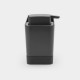Тъмно сив органайзер за мивка с дозатор за течен сапун Brabantia от серия SinkSide