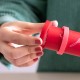 Купи 38 х 4 см червена силиконова точилка с пръстени за